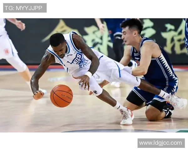 上海篮球队进攻战术解析与球员表现深度剖析 上海篮球队进攻战术解析与球员表现深度剖析